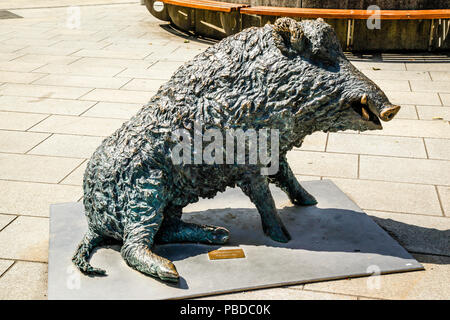 Statua di bronzo di un cinghiale nel centro di Garmisch-Partenkirchen, Baviera, Germania Foto Stock