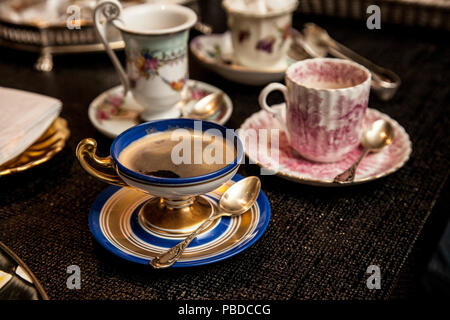 Elegante tazza cooffe al buio su un tavolo di legno. pomeriggio fantasia cooffe concetto. Foto Stock