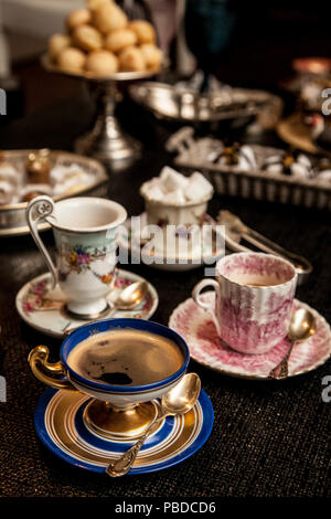 Elegante tazza cooffe al buio su un tavolo di legno. pomeriggio fantasia cooffe concetto. Foto Stock