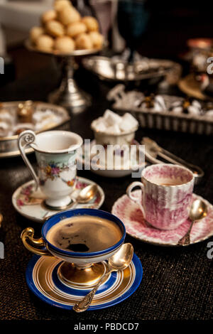 Elegante tazza cooffe al buio su un tavolo di legno. pomeriggio fantasia cooffe concetto. Foto Stock