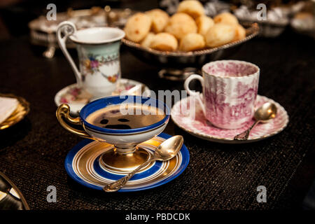 Elegante tazza cooffe al buio su un tavolo di legno. pomeriggio fantasia cooffe concetto. Foto Stock