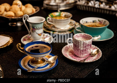 Elegante tazza cooffe al buio su un tavolo di legno. pomeriggio fantasia cooffe concetto. Foto Stock