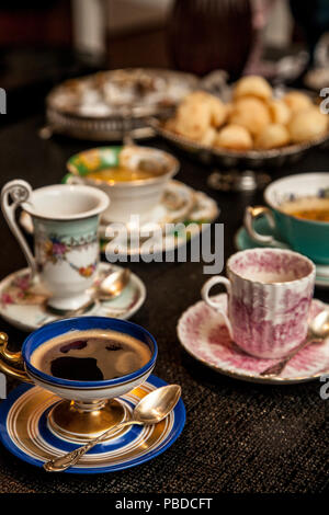 Elegante tazza cooffe al buio su un tavolo di legno. pomeriggio fantasia cooffe concetto. Foto Stock