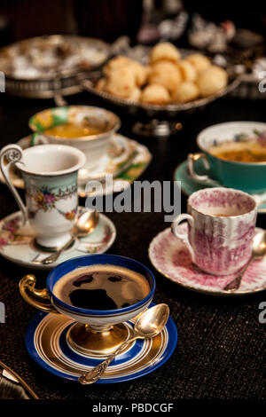 Elegante tazza cooffe al buio su un tavolo di legno. pomeriggio fantasia cooffe concetto. Foto Stock