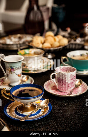 Elegante tazza cooffe al buio su un tavolo di legno. pomeriggio fantasia cooffe concetto. Foto Stock