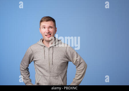 Uomo di pensiero su sfondo blu Foto Stock