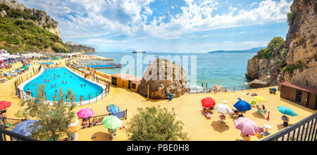 Vista panoramica della città spiaggia di lusso con piscina a Gibilterra. Europa Foto Stock