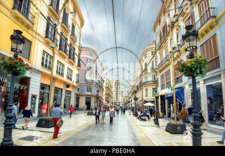 Vista del Marques de Larios main street con i suoi negozi, cafe e la gente a piedi in città commerciale centro. Malaga, Spagna Foto Stock