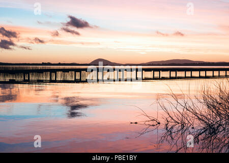 Idilliaco Lago di Salice (laguna di Willow, spagnolo - Laguna del Sauce) che è il più grande corpo di acqua nel Maldonado dipartimento di Uruguay Foto Stock