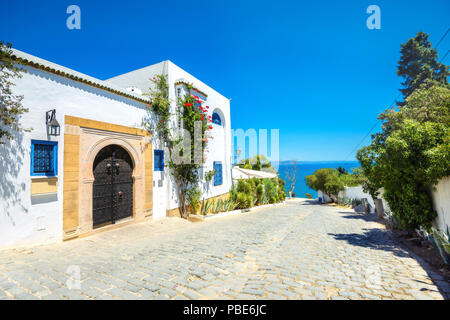 Street in bianco blu città di Sidi Bou Said. La Tunisia, Nord Africa Foto Stock