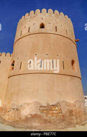 Vista dell antico castello Sunaysilah in Sur Oman Foto Stock