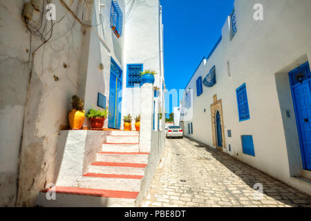 Strada stretta in bianco blu città di Sidi Bou Said. La Tunisia, Nord Africa Foto Stock