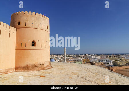 Vista dell antico castello Sunaysilah in Sur Oman Foto Stock