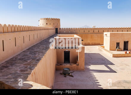 Vista dell antico castello Sunaysilah in Sur Oman Foto Stock