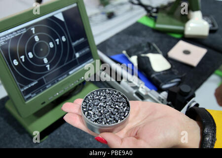 Fucile ad aria compressa e 10m monitor di destinazione sulla competizione sportiva Foto Stock