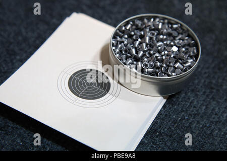 Bomboletta di alluminio di pellet di piombo per fucile ad aria compressa e target Foto Stock