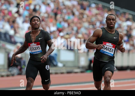 Ronnie Baker (Stati Uniti d'America), Michael RODGERS (Stati Uniti d'America) attraversando la linea del traguardo in Uomini 100m 2 di calore al 2018, IAAF Diamond League, Anniversario Giochi, Queen Elizabeth Olympic Park, Stratford, Londra, Regno Unito. Foto Stock