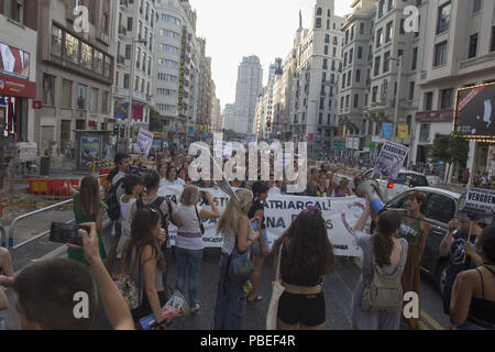 Madrid, Spagna. 27 Luglio, 2018. Le femministe visto che protestavano a Madrid la Gran Via.femministe protestare contro una sentenza di tribunale di Juana Rivas di due anni e mezzo per il furto dei loro due bambini. Il caso risale al maggio 2016. Credito: Lito Lizana/SOPA Immagini/ZUMA filo/Alamy Live News Foto Stock