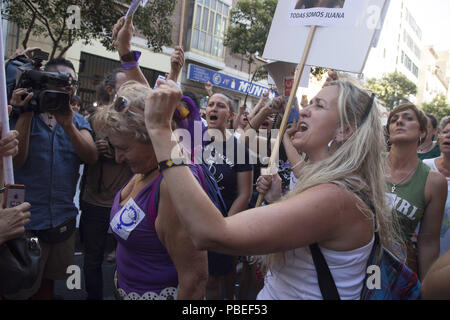 Madrid, Spagna. 27 Luglio, 2018. Una donna si vede tenendo un poster durante la dimostrazione.femministe protestare contro una sentenza di tribunale di Juana Rivas di due anni e mezzo per il furto dei loro due bambini. Il caso risale al maggio 2016. Credito: Lito Lizana/SOPA Immagini/ZUMA filo/Alamy Live News Foto Stock