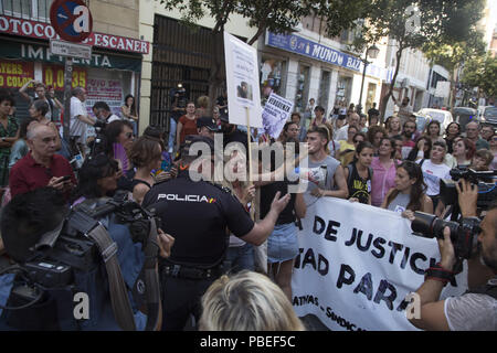 Madrid, Spagna. 27 Luglio, 2018. Una donna si vede tenendo un poster durante la dimostrazione.femministe protestare contro una sentenza di tribunale di Juana Rivas di due anni e mezzo per il furto dei loro due bambini. Il caso risale al maggio 2016. Credito: Lito Lizana/SOPA Immagini/ZUMA filo/Alamy Live News Foto Stock