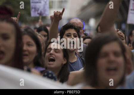 Madrid, Spagna. 27 Luglio, 2018. Le femministe visto che protestavano a Madrid la Gran Via.femministe protestare contro una sentenza di tribunale di Juana Rivas di due anni e mezzo per il furto dei loro due bambini. Il caso risale al maggio 2016. Credito: Lito Lizana/SOPA Immagini/ZUMA filo/Alamy Live News Foto Stock