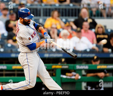 Pittsburgh, Stati Uniti d'America. 27 Luglio, 2018. New York Mets diritto fielder Jose Bautista (11) entra in contatto con la sfera contro Pittsburgh nel loro gioco di Pittsburgh, Stati Uniti d'America. Brent Clark/CSM/Alamy Live News Foto Stock