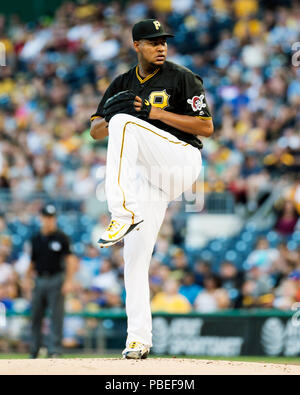 Pittsburgh, Stati Uniti d'America. 27 Luglio, 2018. I pirati di Pittsburgh a partire lanciatore Ivan Nova (46) passi contro i New York Mets nel loro gioco in Pittsburgh, Stati Uniti d'America. Brent Clark/CSM/Alamy Live News Foto Stock