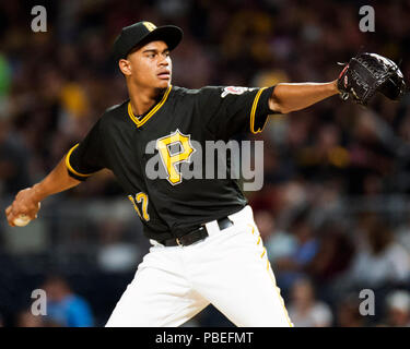 Pittsburgh, Stati Uniti d'America. 27 Luglio, 2018. Pittsburgh Pirates relief pitcher Edgar Santana (37) passi contro i New York Mets nel loro gioco in Pittsburgh, Stati Uniti d'America. Brent Clark/CSM/Alamy Live News Foto Stock