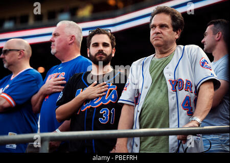 Pittsburgh, Stati Uniti d'America. 27 Luglio, 2018. New York Mets fans pay rispetta l'inno nazionale prima del loro team affronta i pirati di Pittsburgh in Pittsburgh, Stati Uniti d'America. Brent Clark/CSM/Alamy Live News Foto Stock