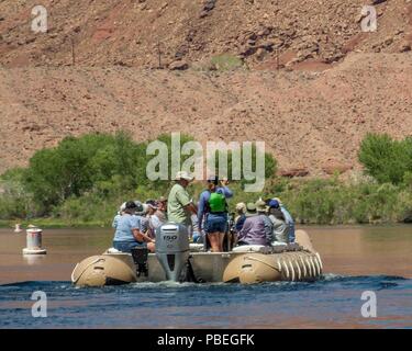 In Arizona, Stati Uniti d'America. Il 1 giugno, 2018. Lees Ferry, Arizona, è un rafting sul fiume lancio del sito e zona di pesca per i turisti e villeggianti. Sul fiume Colorado, è l inizio ufficiale del Parco Nazionale del Grand Canyon. Credito: Arnold Drapkin/ZUMA filo/Alamy Live News Foto Stock