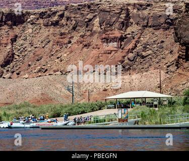 In Arizona, Stati Uniti d'America. Il 1 giugno, 2018. Lees Ferry, Arizona, è un rafting sul fiume lancio del sito e zona di pesca per i turisti e villeggianti. Sul fiume Colorado, è l inizio ufficiale del Parco Nazionale del Grand Canyon. Credito: Arnold Drapkin/ZUMA filo/Alamy Live News Foto Stock