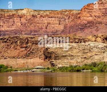 In Arizona, Stati Uniti d'America. Il 1 giugno, 2018. Lees Ferry, Arizona, è un rafting sul fiume lancio del sito e zona di pesca per i turisti e villeggianti. Sul fiume Colorado, è l inizio ufficiale del Parco Nazionale del Grand Canyon. Credito: Arnold Drapkin/ZUMA filo/Alamy Live News Foto Stock