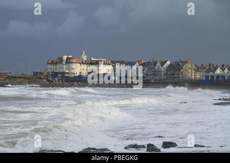 Porthcawl, South Wales, Regno Unito. Il 28 luglio 2018. Cielo tempestoso e pioggia di questa mattina sulla città costiera. Credito: Andrew Bartlett/Alamy Live News. Foto Stock