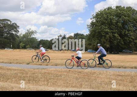 Londra REGNO UNITO. Il 28 luglio 2018. I ciclisti ride su Wimbledon Common con temperature più basse previsioni per il fine settimana dopo il luglio più caldo venerdì di credito registrato: amer ghazzal/Alamy Live News Foto Stock