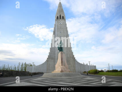 Reykjavik, Islanda. Il 15 giugno, 2018. HallgrÃ-mskirkja è un Luterano chiesa parrocchiale in ReykjavÃ k, Islanda. A 74,5 metri di altezza, è la più grande chiesa in Islanda e fra le strutture più alte nel paese. Credito: Leigh Taylor/ZUMA filo/Alamy Live News Foto Stock