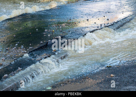 Essex, Regno Unito. 28 luglio 2018 Brentwood Essex, un acqua burst principale in Brentwood Essex provoca inondazioni e caos della strada, locale MP Alex Burghart visiti la scena per fornire assistenza. Credit Ian Davidson/Alamy Live News Foto Stock