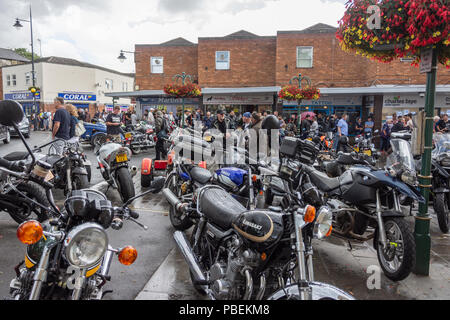 Calne, Wiltshire, Regno Unito, 28 luglio 2018 Moto davanti ai negozi e gli astanti a Calne Bike soddisfare il credito Estelle Bowden Alamy/live news Foto Stock