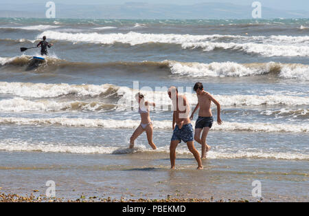 Lyme Regis, Dorset, Regno Unito. 28 luglio 2018. UK Meteo: Caldo, luminoso e brillante in Lyme Regis. I villeggianti godono del mare agitoso in Lyme Regis in una giornata soleggiata e ventosa. Credit: PQ/Alamy Live News Foto Stock