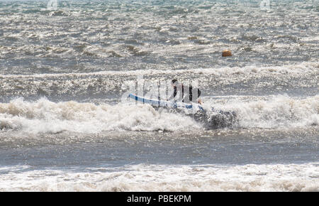 Lyme Regis, Dorset, Regno Unito. 28 luglio 2018. UK Meteo: Caldo, luminoso e brillante in Lyme Regis. I villeggianti godono del mare agitoso in Lyme Regis in una giornata soleggiata e ventosa. Credit: PQ/Alamy Live News Foto Stock