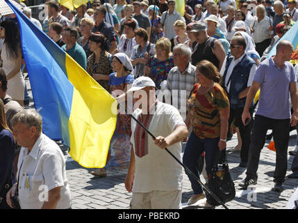 Kiev, Ucraina. 28 Luglio, 2018. Ortodosso Ucraino i credenti e i sacerdoti frequentano una religione marzo organizzata dalla Chiesa Ortodossa Ucraina del Patriarcato di Kiev Kiev, in Ucraina, il 28 luglio 2018. Ai credenti ortodossi contrassegnare la 1030th anniversario di Kievan Rus la cristianizzazione del 27 e 28 luglio 2018. Credito: Serg Glovny/ZUMA filo/Alamy Live News Foto Stock