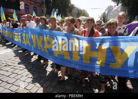 Kiev, Ucraina. 28 Luglio, 2018. Ortodosso Ucraino i credenti portano un banner di lettura ''Preghiera per l'Ucraina'' durante una religione marzo organizzata dalla Chiesa Ortodossa Ucraina del Patriarcato di Kiev Kiev, in Ucraina, il 28 luglio 2018. Ai credenti ortodossi contrassegnare la 1030th anniversario di Kievan Rus la cristianizzazione del 27 e 28 luglio 2018. Credito: Serg Glovny/ZUMA filo/Alamy Live News Foto Stock