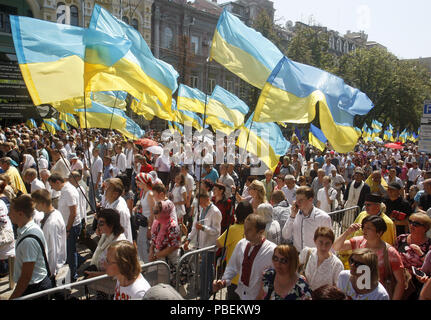 Kiev, Ucraina. 28 Luglio, 2018. Ortodosso Ucraino i credenti e i sacerdoti frequentano una religione marzo organizzata dalla Chiesa Ortodossa Ucraina del Patriarcato di Kiev Kiev, in Ucraina, il 28 luglio 2018. Ai credenti ortodossi contrassegnare la 1030th anniversario di Kievan Rus la cristianizzazione del 27 e 28 luglio 2018. Credito: Serg Glovny/ZUMA filo/Alamy Live News Foto Stock