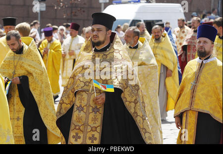 Kiev, Ucraina. 28 Luglio, 2018. Ortodosso Ucraino sacerdoti frequentano una religione marzo organizzata dalla Chiesa Ortodossa Ucraina del Patriarcato di Kiev Kiev, in Ucraina, il 28 luglio 2018. Ai credenti ortodossi contrassegnare la 1030th anniversario di Kievan Rus la cristianizzazione del 27 e 28 luglio 2018. Credito: Serg Glovny/ZUMA filo/Alamy Live News Foto Stock