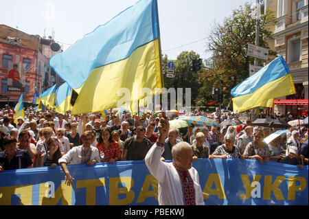 Kiev, Ucraina. 28 Luglio, 2018. Ortodosso Ucraino i credenti e i sacerdoti frequentano una religione marzo organizzata dalla Chiesa Ortodossa Ucraina del Patriarcato di Kiev Kiev, in Ucraina, il 28 luglio 2018. Ai credenti ortodossi contrassegnare la 1030th anniversario di Kievan Rus la cristianizzazione del 27 e 28 luglio 2018. Credito: Serg Glovny/ZUMA filo/Alamy Live News Foto Stock