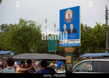 Siem Reap, Cambogia. Sabato, 28 Luglio 2018: cambogiano elezione generale campagna di manifesti con i popoli dei candidati dei partiti in Siem Reap. I sondaggi aperti domenica 29 luglio. Credito: Nando Machado/Alamy Live News Foto Stock