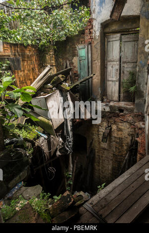 Kolkata, India. Il 28 luglio 2018. Una vecchia casa diroccata è visto in Kolkata, India su luglio, 28, 2018. Molti vecchi e fatiscenti case sono ancora abitata da gente di Kolkata a dispetto dei ripetuti avviso per evacuazione da Calcutta Municipal Corporation (KMC) dovuta alla possibilità di crollo e incidente. La maggior parte degli occupanti della casa non riescono a riparare o mantenere le strutture a causa di motivi finanziari. Credito: Xinhua/Alamy Live News Foto Stock