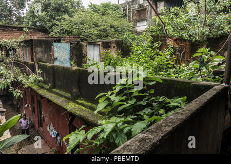 Kolkata, India. Il 28 luglio 2018. Un occupante passeggiate in un vecchio e fatiscente casa in Kolkata, India su luglio, 28, 2018. Molti vecchi e fatiscenti case sono ancora abitata da gente di Kolkata a dispetto dei ripetuti avviso per evacuazione da Calcutta Municipal Corporation (KMC) dovuta alla possibilità di crollo e incidente. La maggior parte degli occupanti della casa non riescono a riparare o mantenere le strutture a causa di motivi finanziari. Credito: Xinhua/Alamy Live News Foto Stock