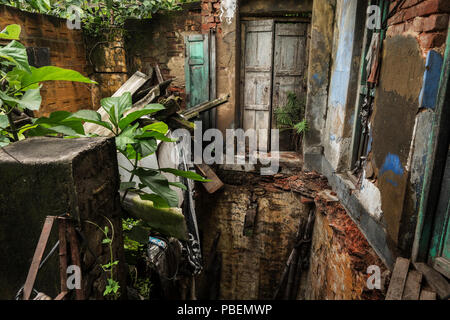 Kolkata, India. Il 28 luglio 2018. Una vecchia casa diroccata è visto in Kolkata, India su luglio, 28, 2018. Molti vecchi e fatiscenti case sono ancora abitata da gente di Kolkata a dispetto dei ripetuti avviso per evacuazione da Calcutta Municipal Corporation (KMC) dovuta alla possibilità di crollo e incidente. La maggior parte degli occupanti della casa non riescono a riparare o mantenere le strutture a causa di motivi finanziari. Credito: Xinhua/Alamy Live News Foto Stock