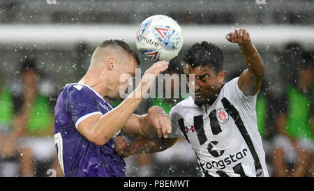 Amburgo, Germania. 28 Luglio, 2018. Calcio: Seconda Bundesliga, test match, apertura di stagione: FC St Pauli vs Stoke City. Pauli di Allagui Sami (R) e Stoke's Ryan Shawcross si contendono la palla. Credito: Daniel Reinhardt/dpa - AVVISO IMPORTANTE: a causa della Lega calcio tedesca·s (DFL) accrediti regolamenti, la pubblicazione e la ridistribuzione online e nei contenuti multimediali in linea è limitata durante la partita a quindici immagini per corrispondere/dpa/Alamy Live News Foto Stock