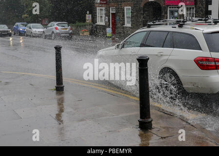 Moira, County Down, Irlanda del Nord. Il 28 luglio 2018. Regno Unito meteo - piogge torrenziali e tuoni in tutta Irlanda del Nord con un avviso di colore giallo per la pioggia nel luogo e alle 18.00, scarichi non sono stati in grado di far fronte con la pesante e prolungato in pioggia Moira. Credito: David Hunter/Alamy Live News. Foto Stock